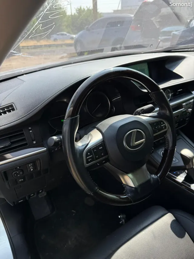 Lexus ES series 2016 · 3.0 AT