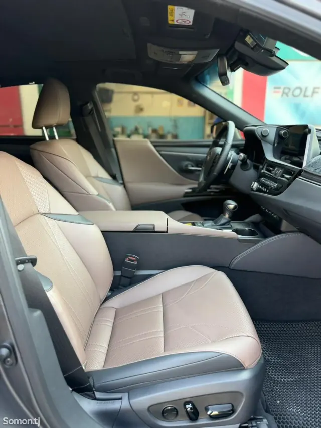 Lexus ES series 2025 · 2.5 AT