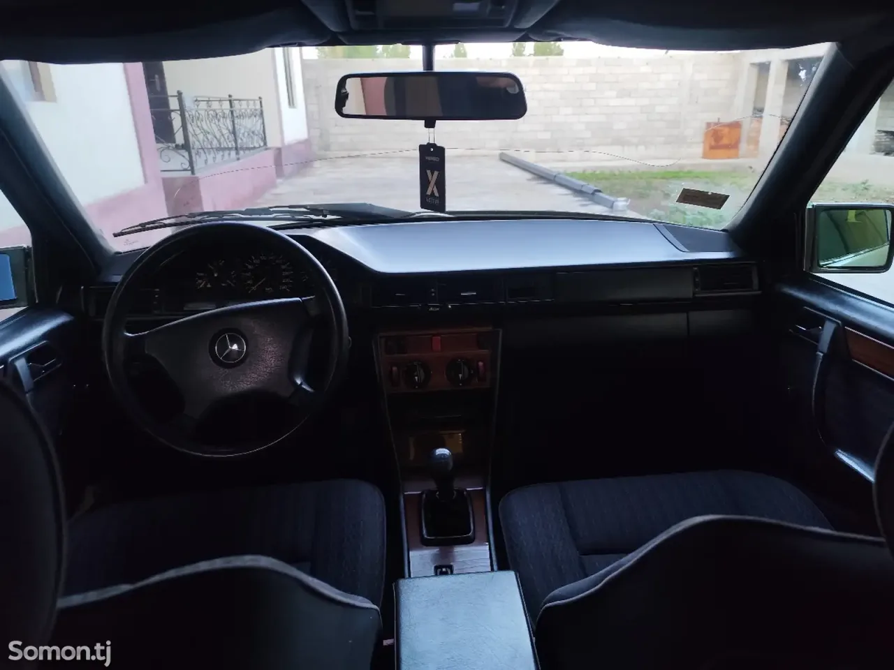 Mercedes-Benz W124 1993 · 2.5 MT