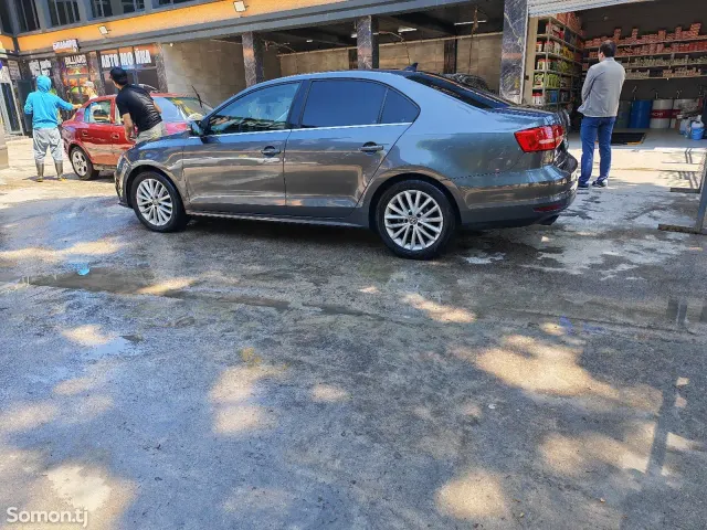 Volkswagen Jetta 2016 · 2.0 AT