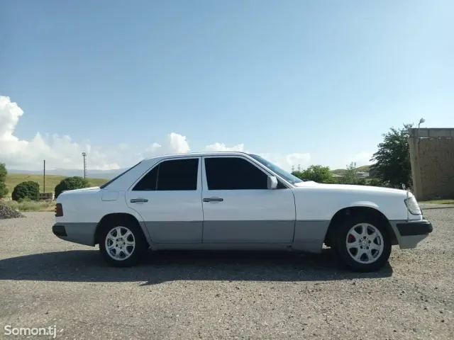 Mercedes-Benz W124 1990 · 2.0 MT