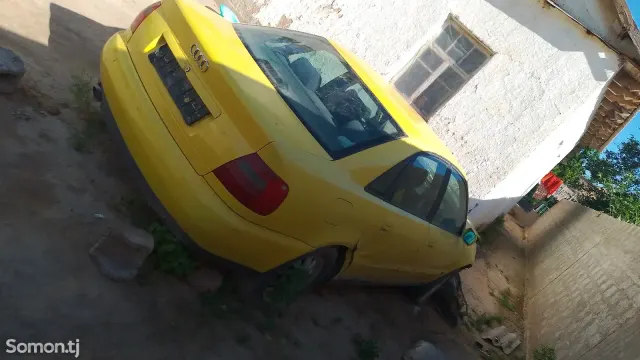 Audi A4 1999 · 1.6 MT