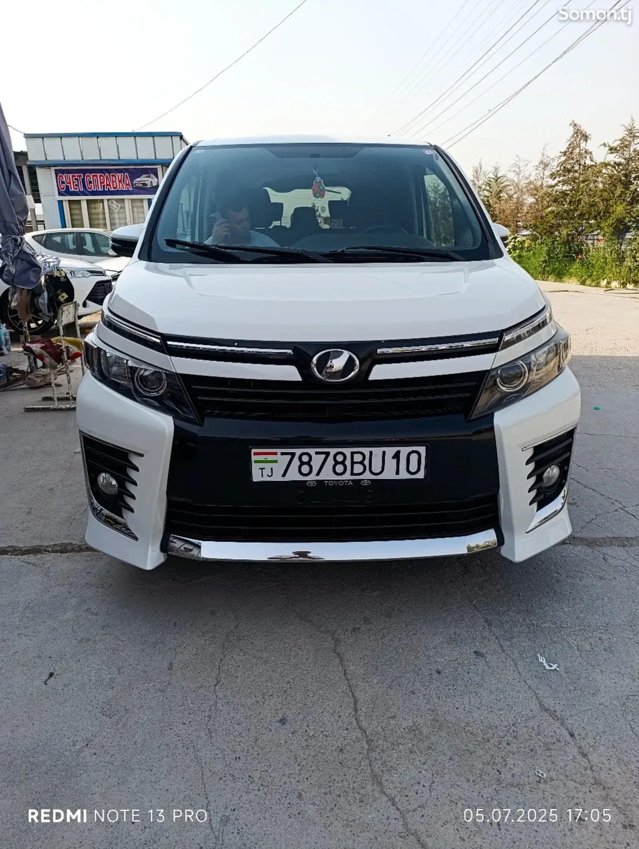 Toyota Voxy 2014 · 1.8 AT