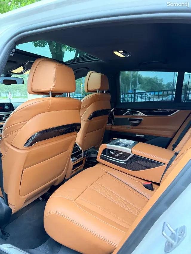 BMW 7 series 2017 · 4.0 AT