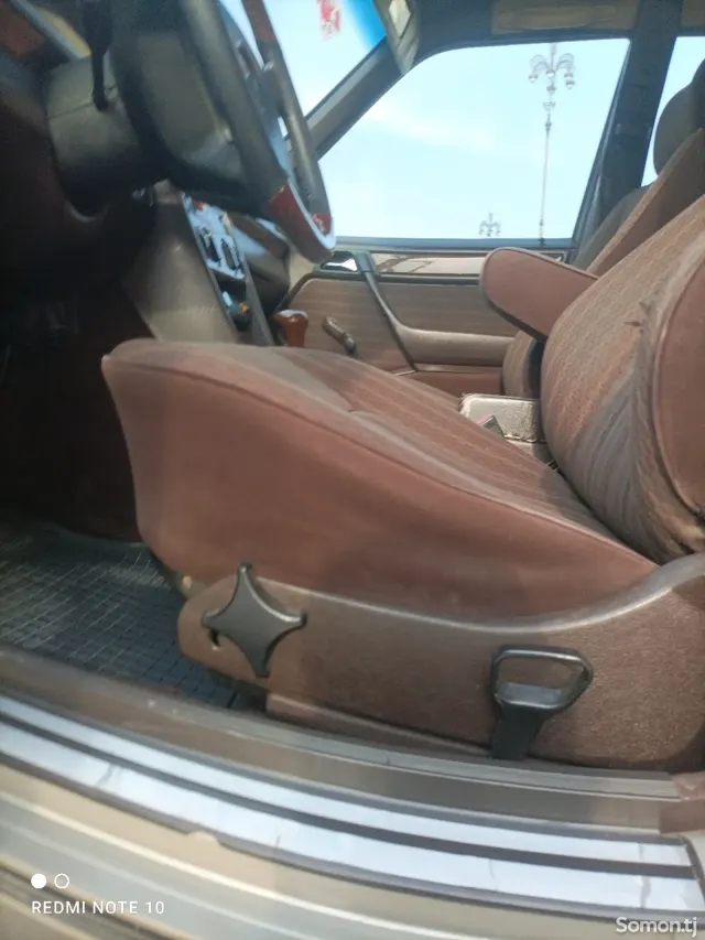 Mercedes-Benz W124 1990 · 2.0 MT