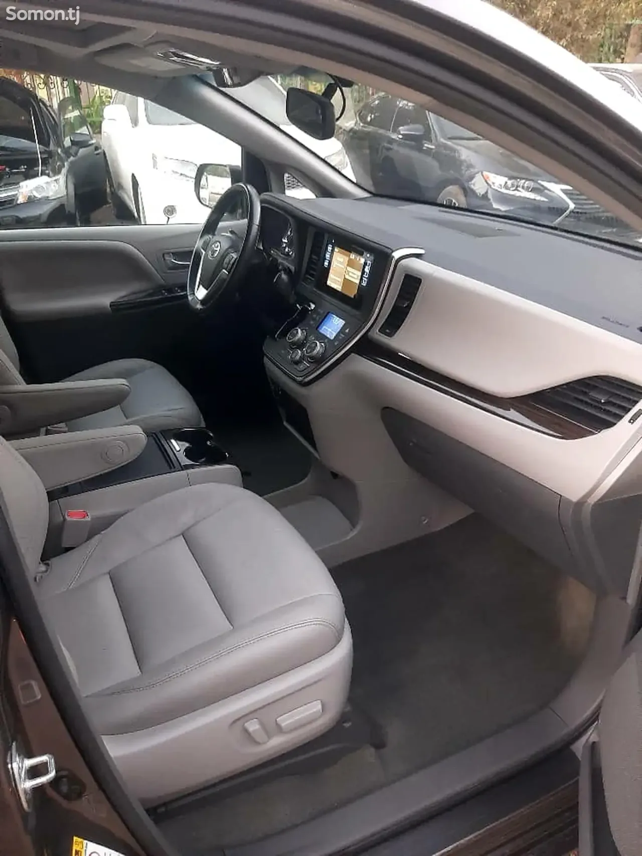Toyota Sienna 2017 · 3.5 AT