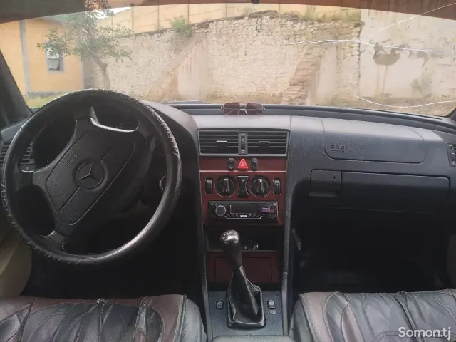 Mercedes-Benz W201 1991 · 2.2 MT