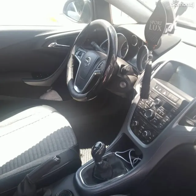 Opel Astra J 2015 · 1.6 MT