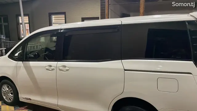 Toyota Voxy 2014 · 2.0 AT