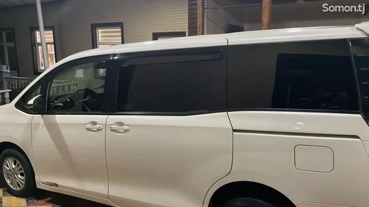 Toyota Voxy 2014 · 2.0 AT