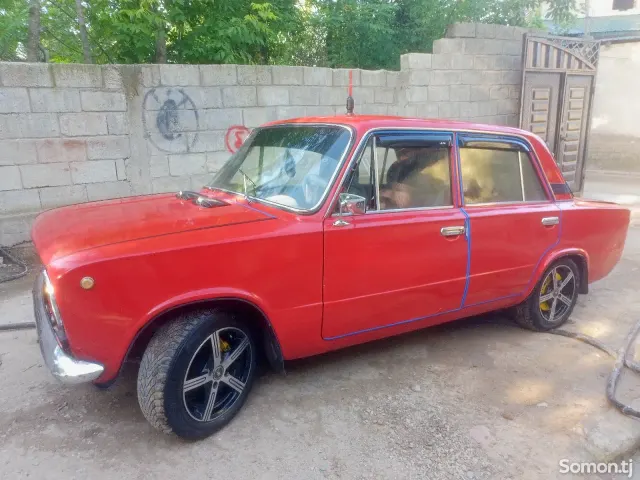 Lada (ВАЗ) 2101 1983 · 0.5 MT