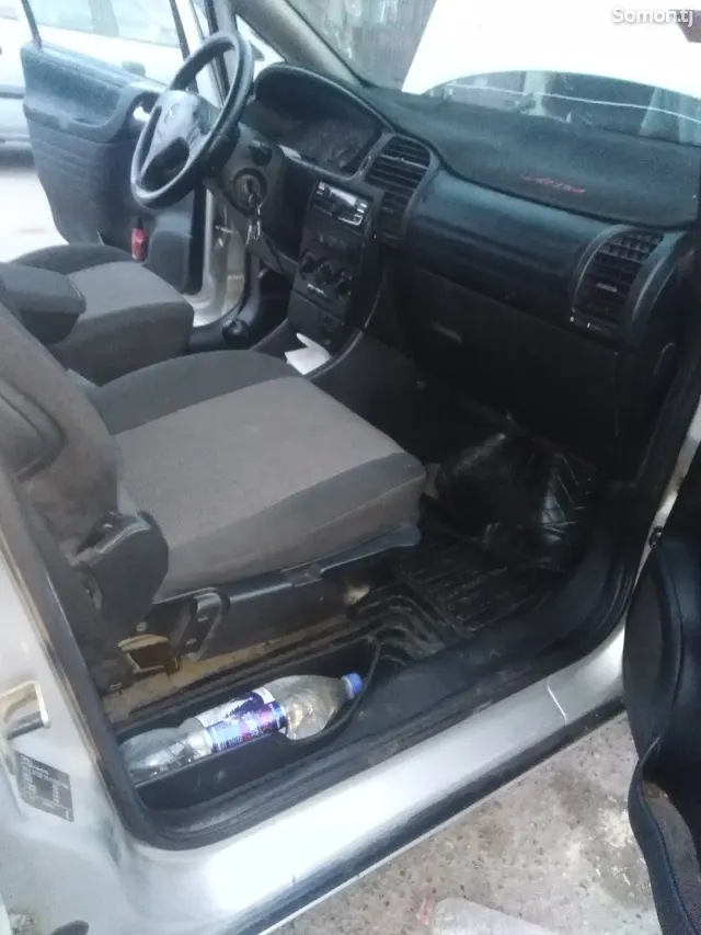 Opel Zafira 2000 · 1.8 MT