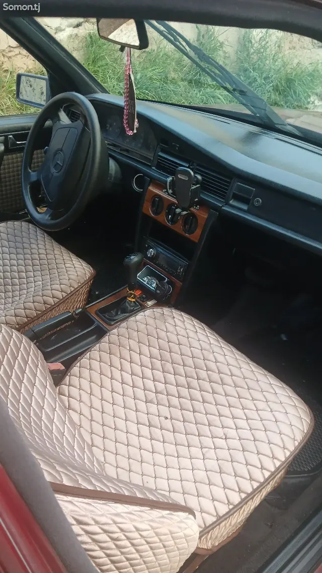 Mercedes-Benz W124 1992 · 2.0 MT