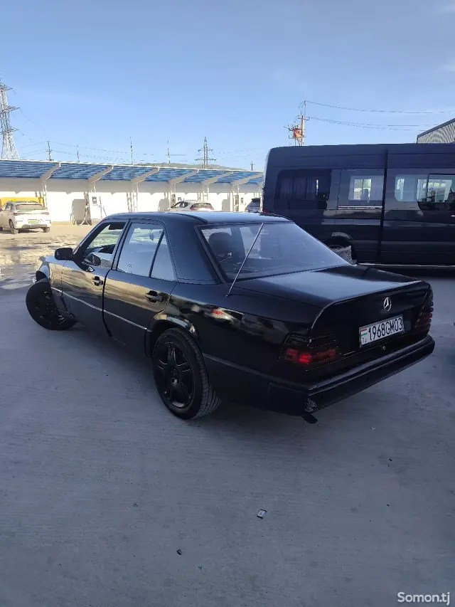 Mercedes-Benz W124 1988 · 2.5 MT