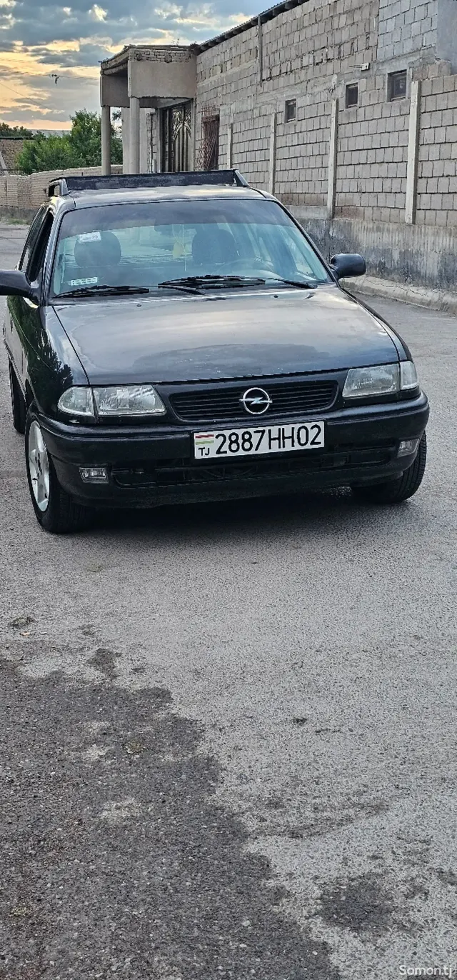 Opel Astra F 1993 · 0.4 MT
