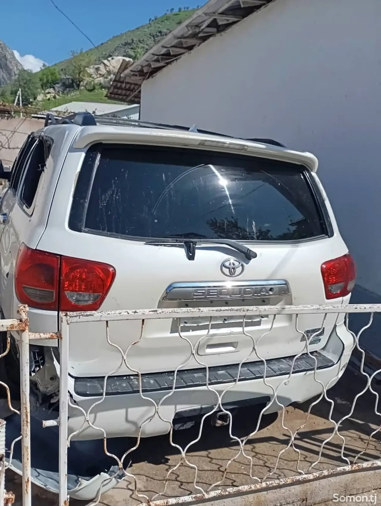 Toyota Sequoia 2013 · 5.7 AT
