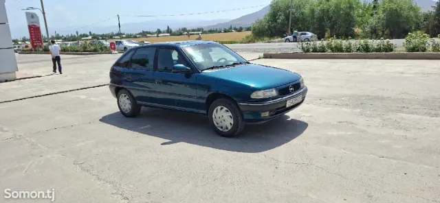 Opel Astra F 1995 · 1.6 MT