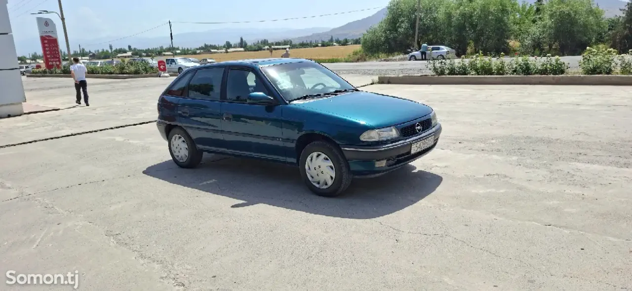 Opel Astra F 1995 · 1.6 MT