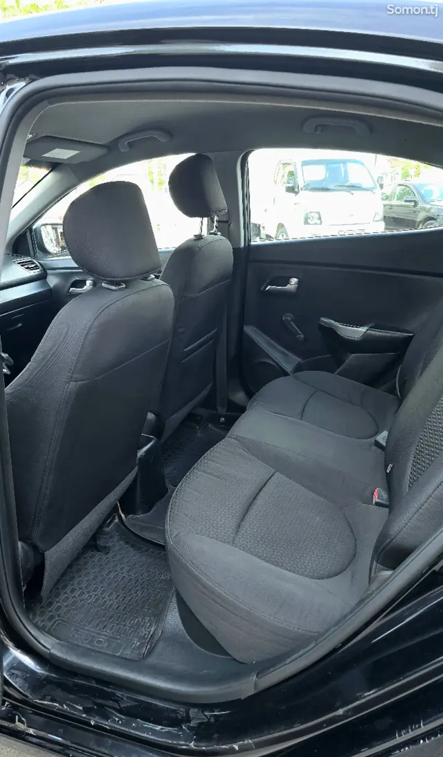 Kia Rio 2017 · 1.4 AT