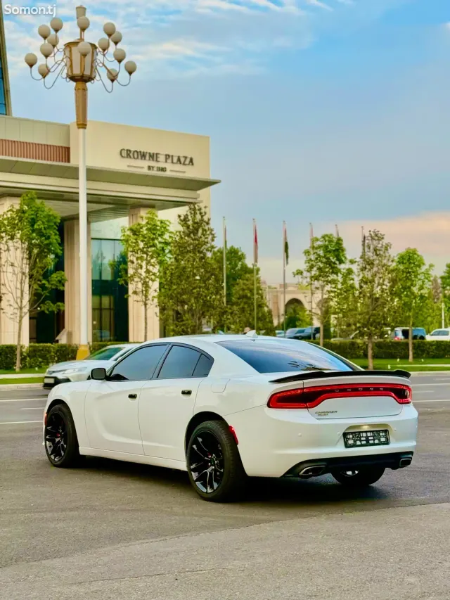 Dodge Charger 2016 · 3.7 AT
