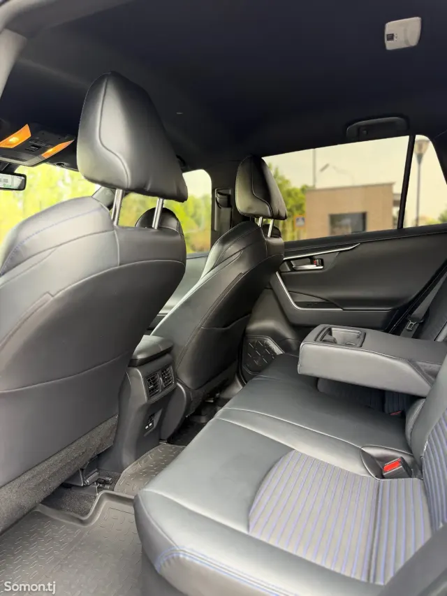 Toyota RAV 4 2021 · 2.5 CVT