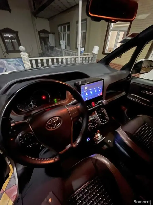 Toyota Voxy 2014 · 2.0 AT