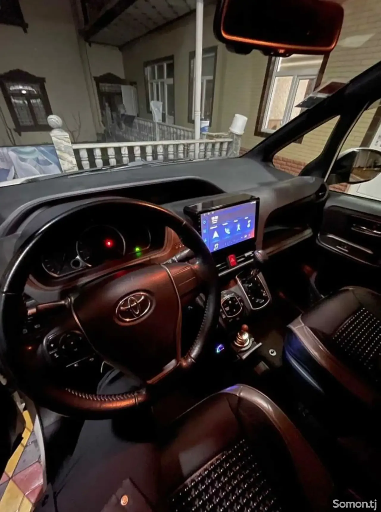 Toyota Voxy 2014 · 2.0 AT