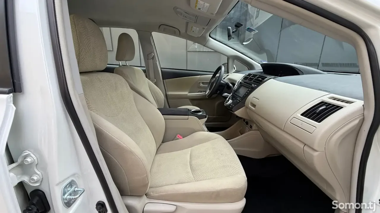 Toyota Prius 2014 · 1.8 AT