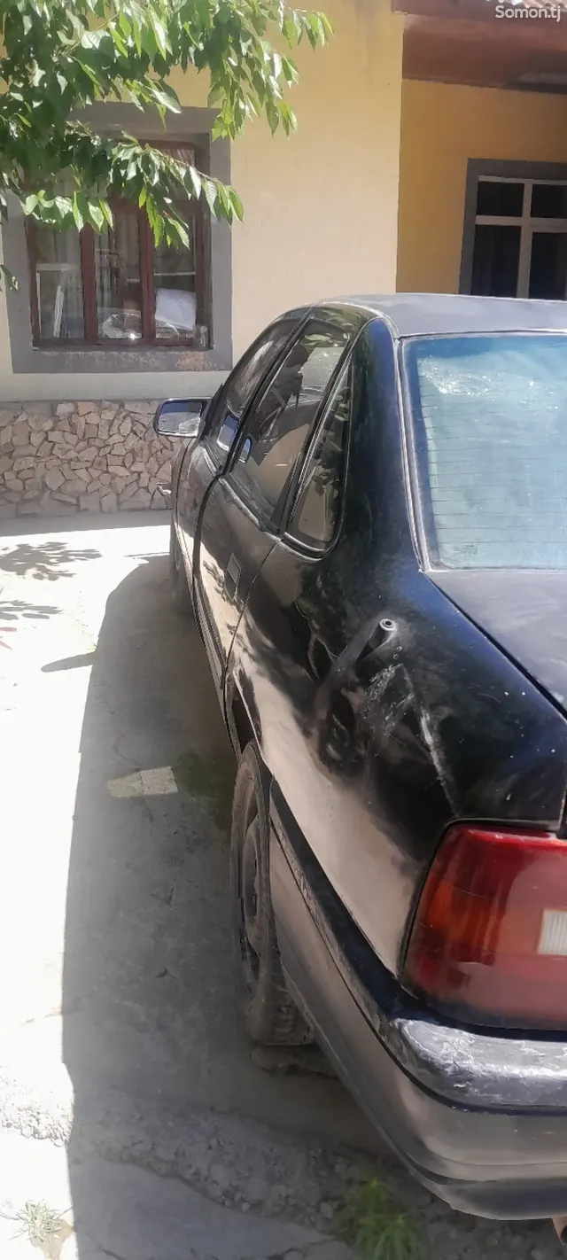 Opel Vectra A 1993 · 1.8 MT