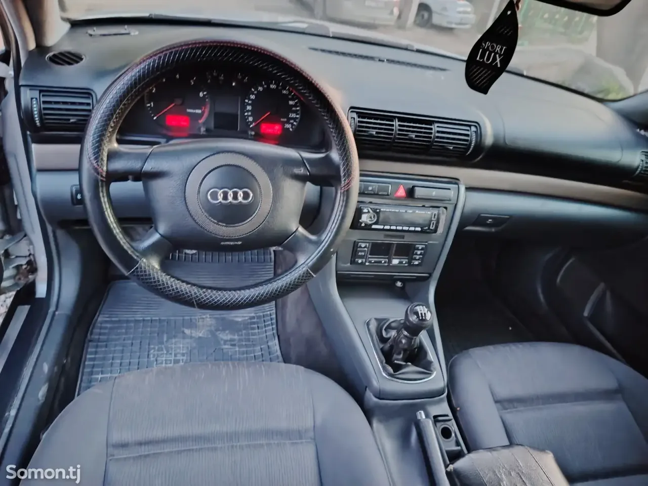 Audi A4 1999 · 1.6 MT