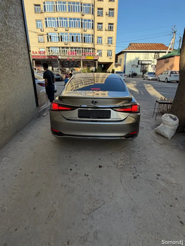 Lexus ES series 2019 · 3.0 AT