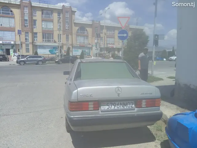 Mercedes-Benz W201 1990 · 2.0 MT