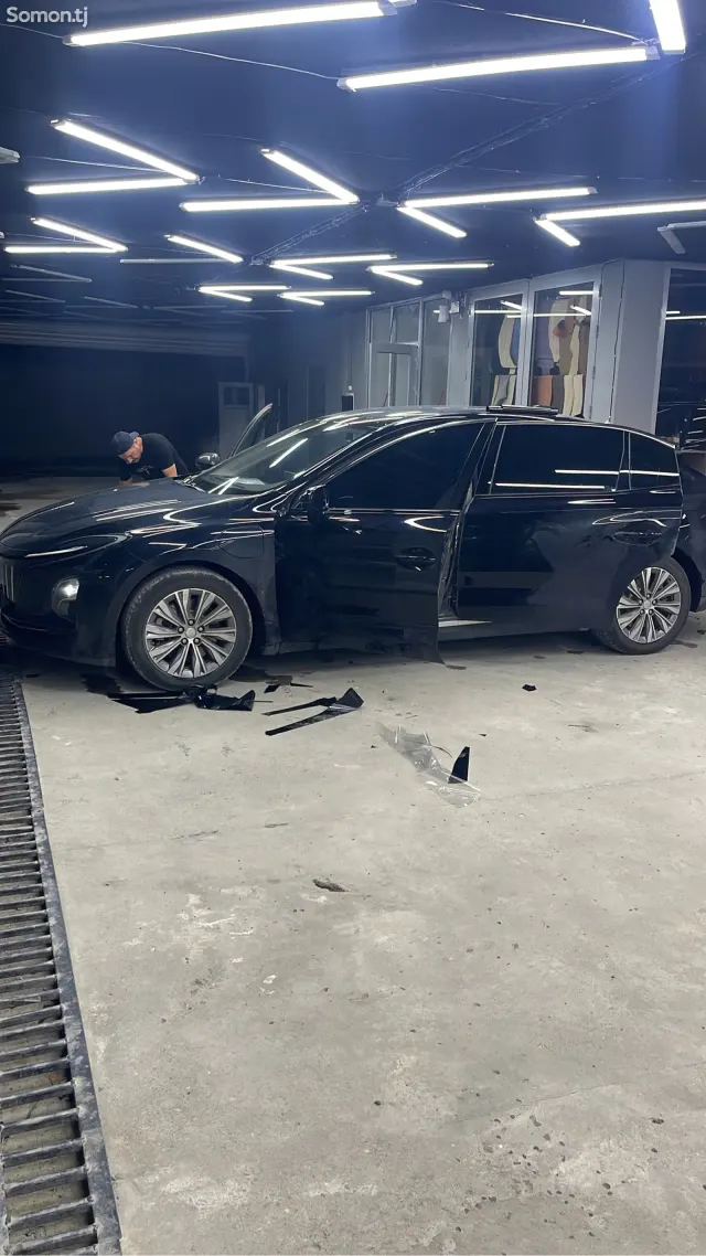 Hongqi E-QM5 2025 · AT