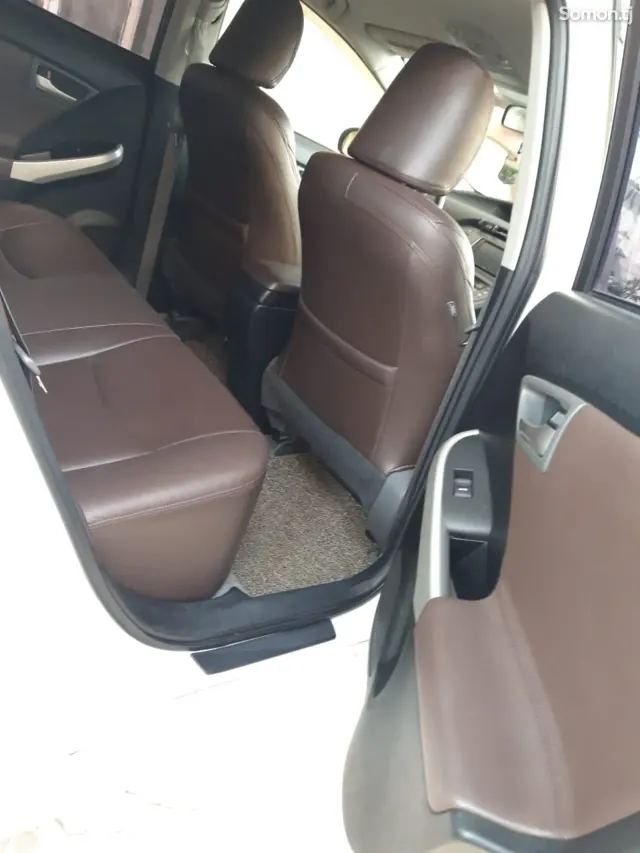 Toyota Prius 2015 · 1.8 AT