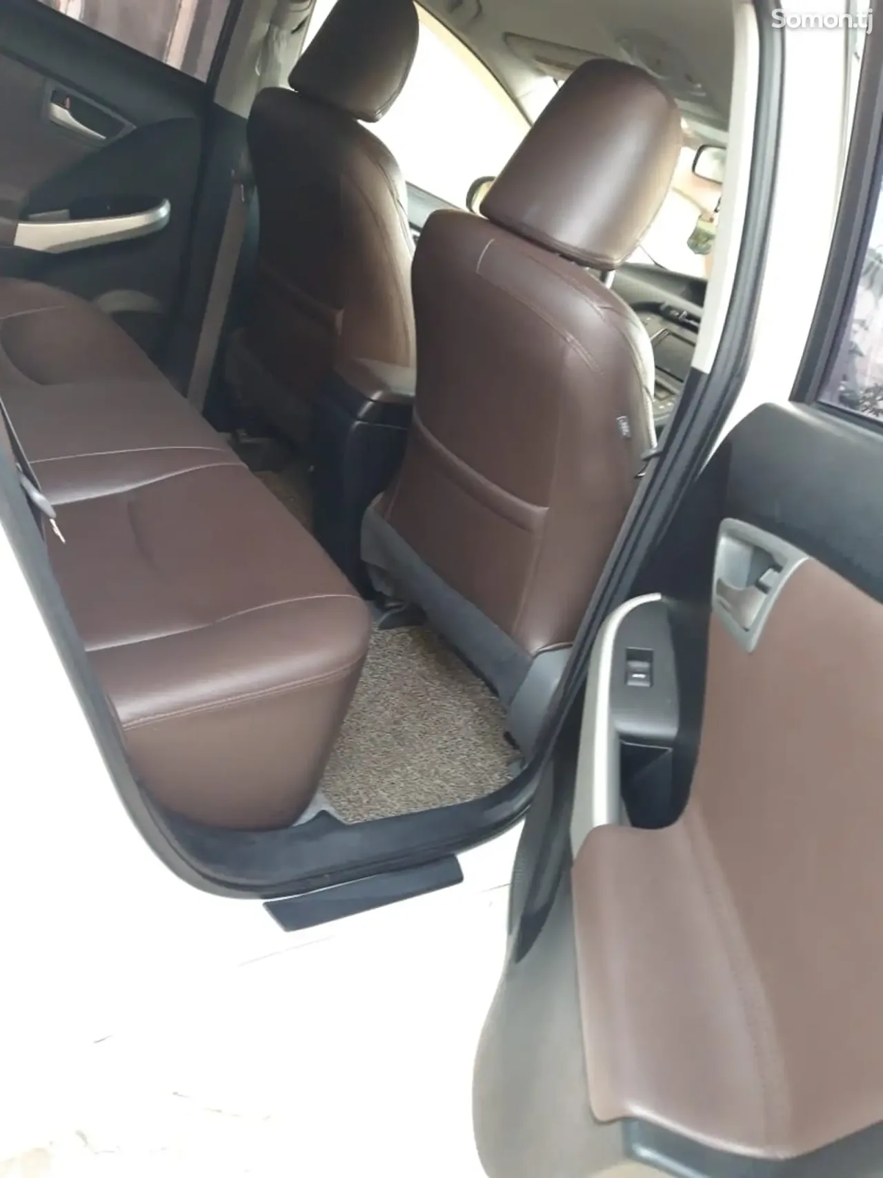 Toyota Prius 2015 · 1.8 AT