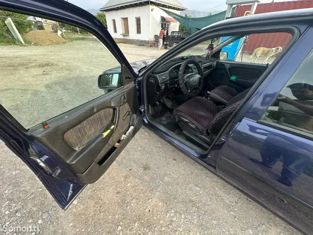 Opel Vectra B 1993 · 1.6 MT