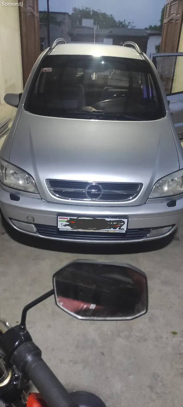 Opel Zafira 2004 · 1.6 MT
