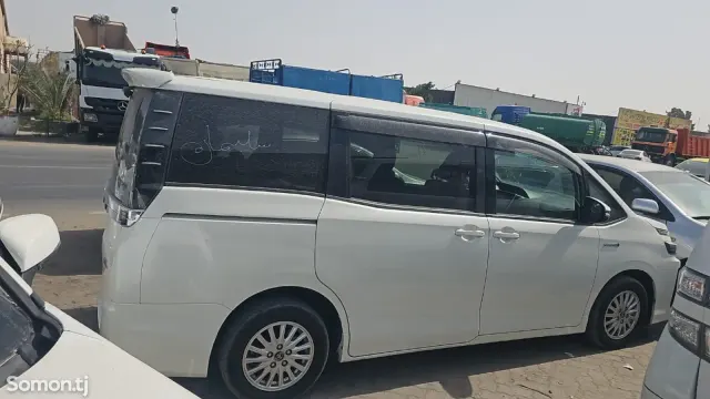 Toyota Voxy 2014 · AT