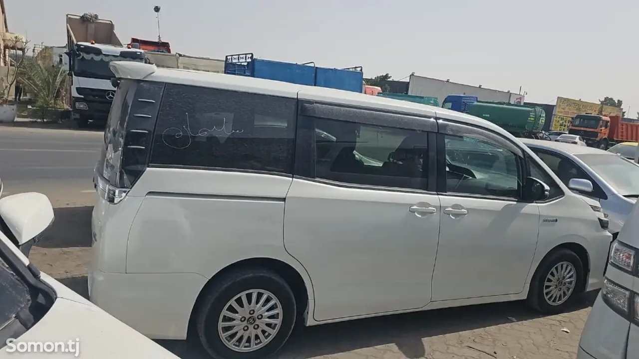 Toyota Voxy 2014 · AT