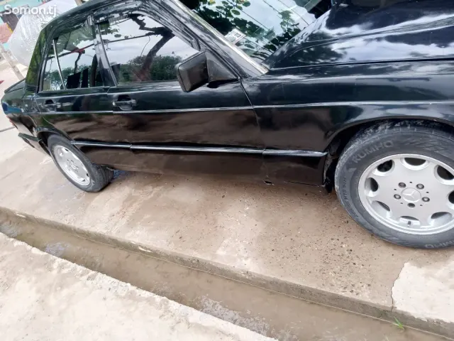 Mercedes-Benz W201 1991 · 1.8 MT
