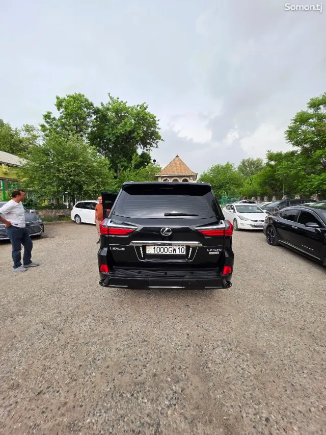 Lexus LX series 2017 · 5.7 AT
