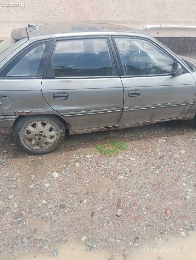 Opel Astra F 1992 · 1.6 MT