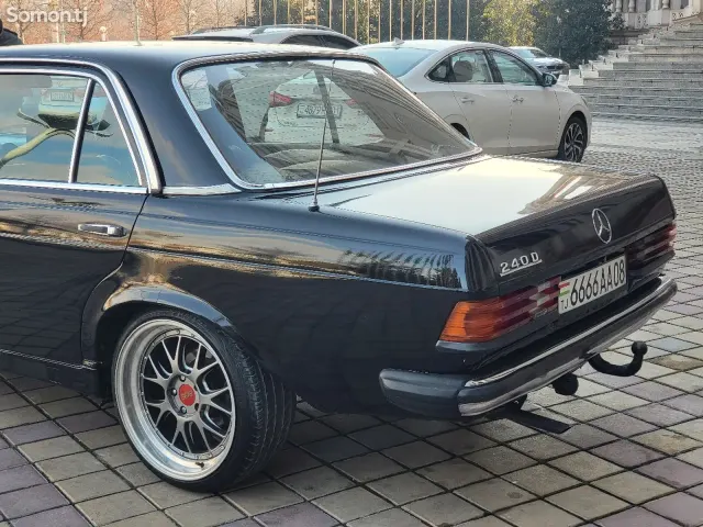 Mercedes-Benz W124 1981 · 2.4 MT
