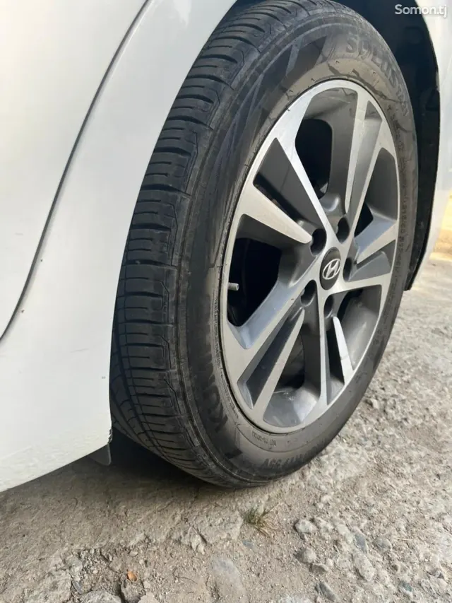 Hyundai Avante 2015 · 1.6 AT