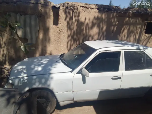 Mercedes-Benz W124 1985 · 1.8 MT