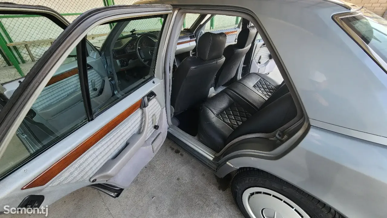 Mercedes-Benz W124 1991 · 2.0 MT