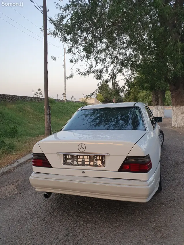 Mercedes-Benz W124 1993 · 2.5 AT