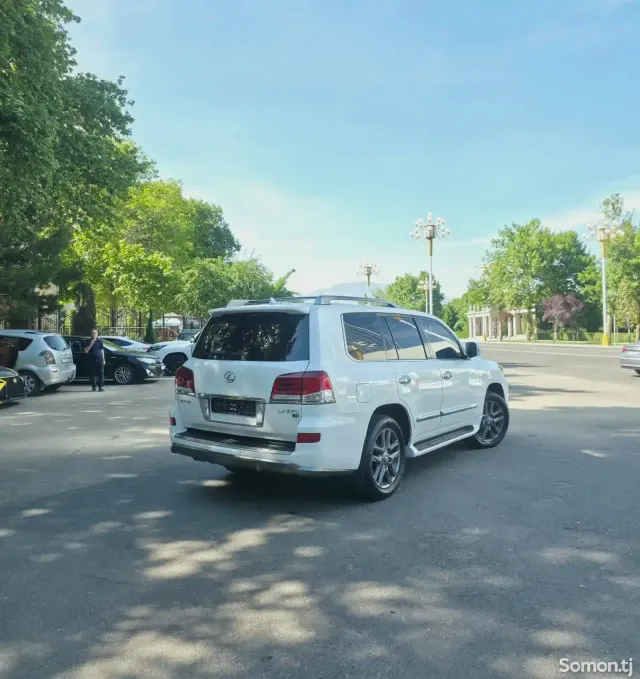 Lexus LX series 2013 · 5.7 AT