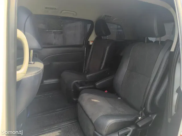 Toyota Estima 2015 · 2.4 AT