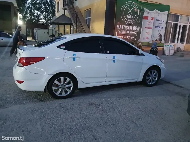 Hyundai Accent 2013 · 1.6 AT